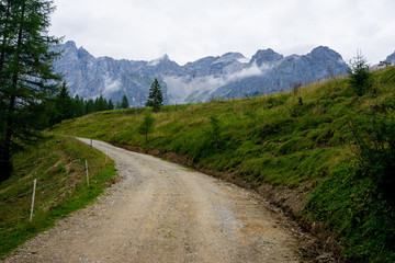 Fototapeta na wymiar Österreich wandern Ausblick Alpen weite Ferne