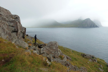Norweskie wyspy Lofoty - turysta na szlaku z Eggum © Iwona