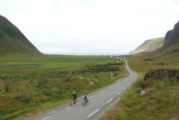 Norweskie wyspy Lofoty - rowerzyści na drodze w Unstad  © Iwona