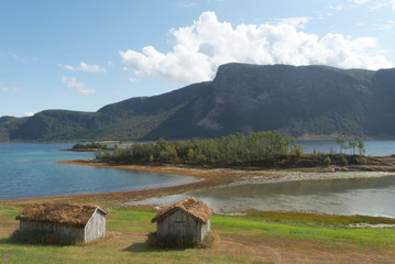 Norwegia Północna, okolice Bodo - domy nad jeziorem z dachami porośniętymi trawą