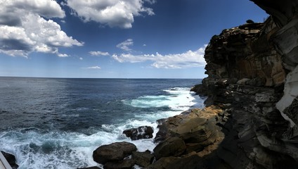 Onde che si infrangono sugli scogli