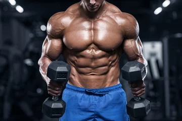 Foto op Plexiglas Gespierde man traint in de sportschool en doet oefeningen met halters, sterke mannelijke naakte torso abs © nikolas_jkd