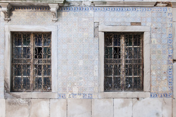 Fototapeta na wymiar Fachada de edifício coberta de azulejos