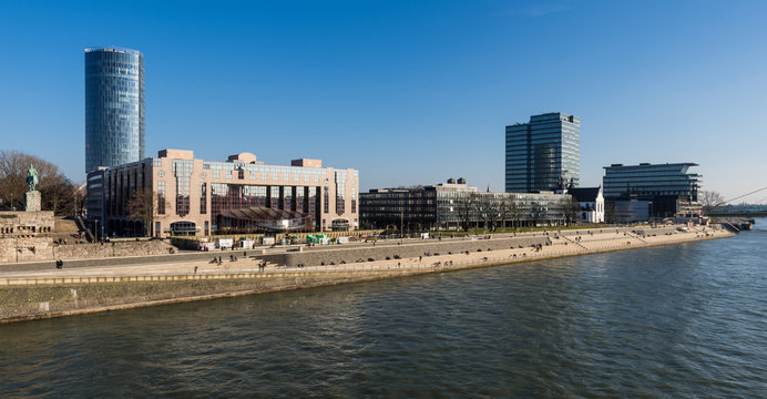 K&ouml;ln &ndash; Rheinboulevard mit Freitreppe in Deutz