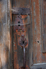 Schloss mit Spinnweben an Kirchentür