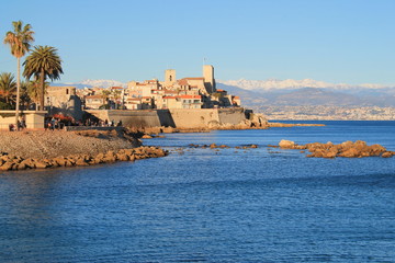 Fototapeta premium Vieille ville d'Antibes et les montagnes enneigées du Mercantour en arrière plan, cote d'azur, France