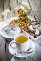Infusión de manzanilla hecha de flores silvestres, bebidas calientes con propiedades medicinales