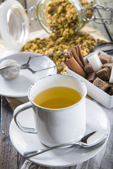 Infusión de manzanilla hecha de flores silvestres, bebidas calientes con propiedades medicinales