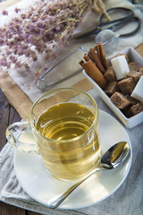 Infusión de poleo menta hecha con flores de recolección silvestre y un infusor, bebidas calientes con propiedades medicinales