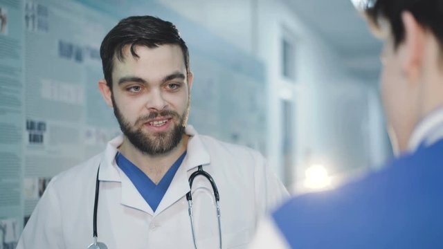 Consultation between the doctor and patient. 4K