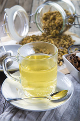 Infusión de manzanilla hecha de flores silvestres, bebidas calientes con propiedades medicinales