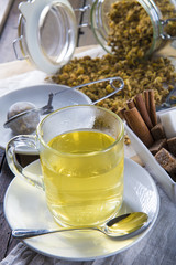 Infusión de manzanilla hecha de flores silvestres, bebidas calientes con propiedades medicinales