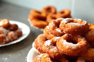 A homemade donut, despite the non-ideal shape, is a taste superior to any other donut purchased in a store or in a supermarket because it was created from the work of its own hands.
