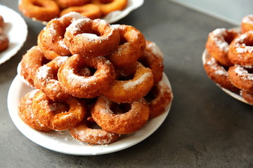 A homemade donut, despite the non-ideal shape, is a taste superior to any other donut purchased in a store or in a supermarket because it was created from the work of its own hands.
