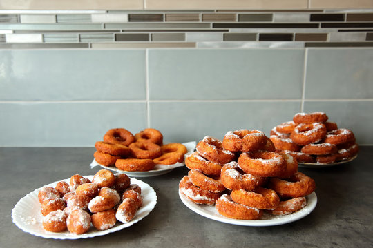 A homemade donut, despite the non-ideal shape, is a taste superior to any other donut purchased in a store or in a supermarket because it was created from the work of its own hands.
