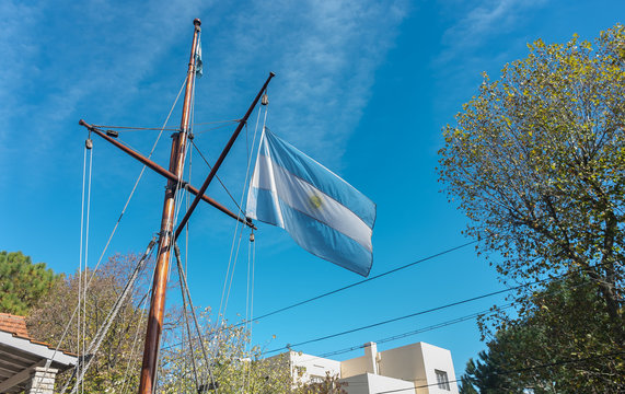Bandera Argentina izada en un m&aacute;stil