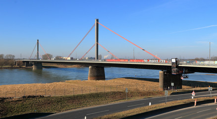 Fototapeta na wymiar Leverkusener Rheinbrücke, Autobahnbrücke über den Rhein