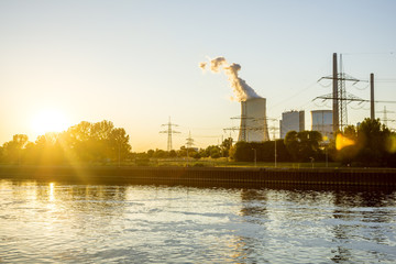 Kohlekraftwerk am Fluss im Sonnenuntergang 