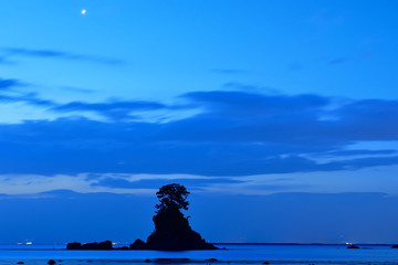 夜明け前の雨晴海岸