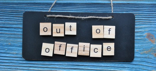 Out of office - koncept - obrazy, fototapety, plakaty
