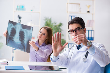 Obraz premium Doctor examining x-ray images of patient