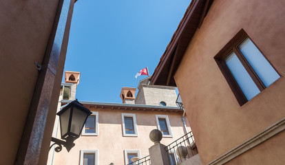 Fototapeta na wymiar Vista de la bandera del complejo medieval y contemporáneo TorrePueblo