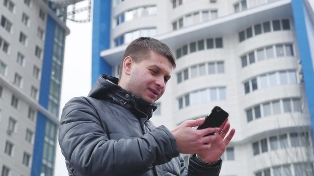 Caucasian business man use of mobile phone in city