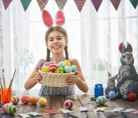 Fototapeta premium child painting eggs