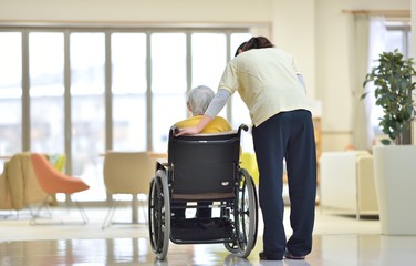 介護施設・ロビーでくつろぐおばあさん 