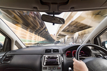 Fototapeta premium 運転席から見える都会の景色