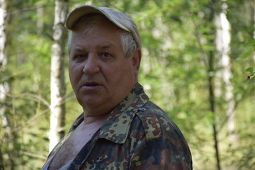 портрет растерянного,кавказского старика в лесу  