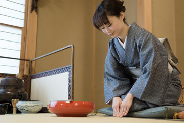 着物の女性　茶道