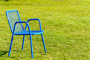 Obraz na płótnie Canvas blue chair in the wild