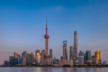 Fototapeta premium 中国・夕暮れ時の上海 都市風景