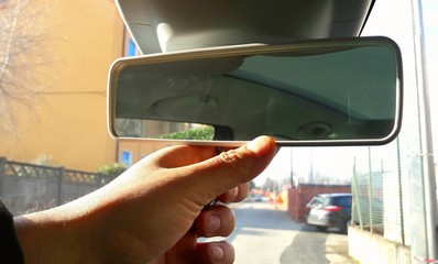 Specchietto retrovisore dell'auto - vederci più chiaro
