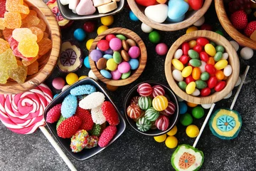Gardinen Bonbons mit Gelee und Zucker. bunte Auswahl an verschiedenen Süßigkeiten und Leckereien für Kinder © beats_