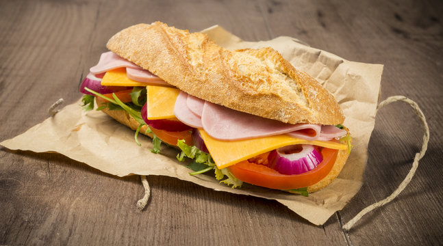 Bocadillo de jam&oacute;n y queso