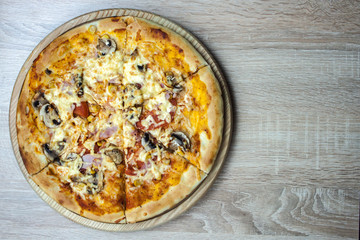 A close up of a pizza