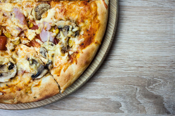 A close up of a pizza