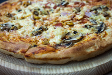 A close up of a pizza