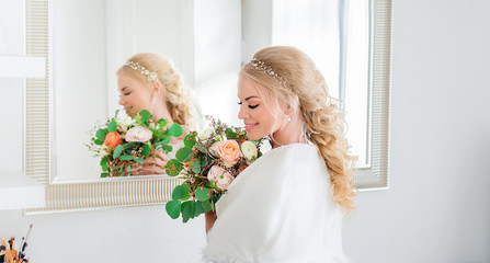 Junge Frau im Hochzeitskleid, Hochzeit, Braut - Hochzeitsfrisur & Makeup