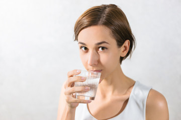 水を飲む若い女性
