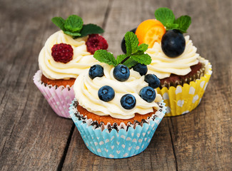 Cupcakes with fresh berries