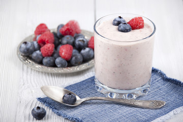 Smoothies with blueberries and raspberries with chia