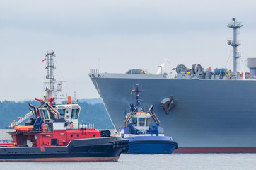 MARITIME TRANSPORT - LNG tanker with tug and fireboat © Wojciech Wrzesień