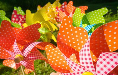 Bunte Windräder im Sonnenlicht