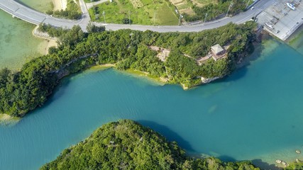 屋慶名海峡の碧い海を空撮