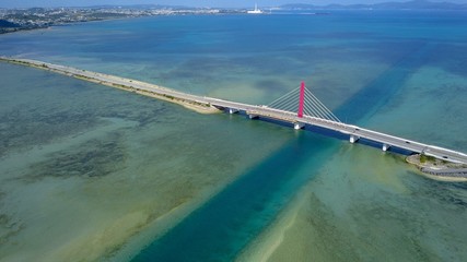 青い海の道が走る海中道路