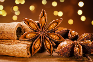 Sternanis und Zimtstangen mit dunklem Bokeh Hintergrund