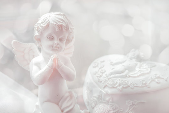 Baby angel statuette